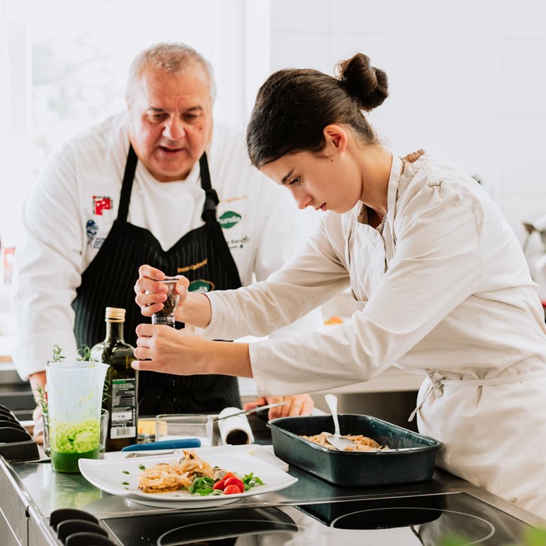 Iskustvo koje će pamtiti: budući kuhari Zlatne Slavonije kuhali s poznatim chefom