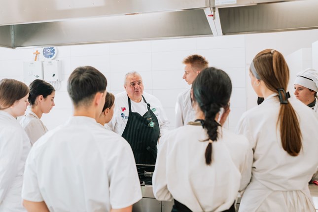 Iskustvo koje će pamtiti: budući kuhari Zlatne Slavonije kuhali s poznatim chefom - Slika 4