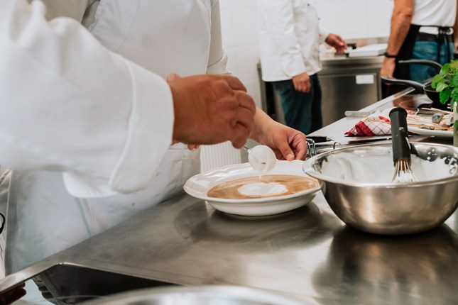 Iskustvo koje će pamtiti: budući kuhari Zlatne Slavonije kuhali s poznatim chefom - Slika 9