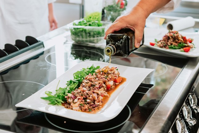 Iskustvo koje će pamtiti: budući kuhari Zlatne Slavonije kuhali s poznatim chefom - Slika 10