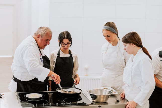 Iskustvo koje će pamtiti: budući kuhari Zlatne Slavonije kuhali s poznatim chefom - Slika 13