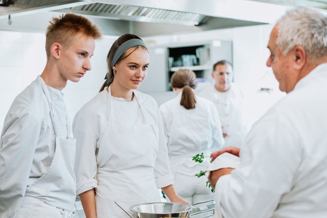 Iskustvo koje će pamtiti: budući kuhari Zlatne Slavonije kuhali s poznatim chefom - Slika 14