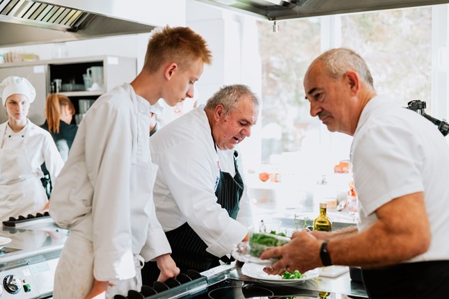 Iskustvo koje će pamtiti: budući kuhari Zlatne Slavonije kuhali s poznatim chefom - Slika 11