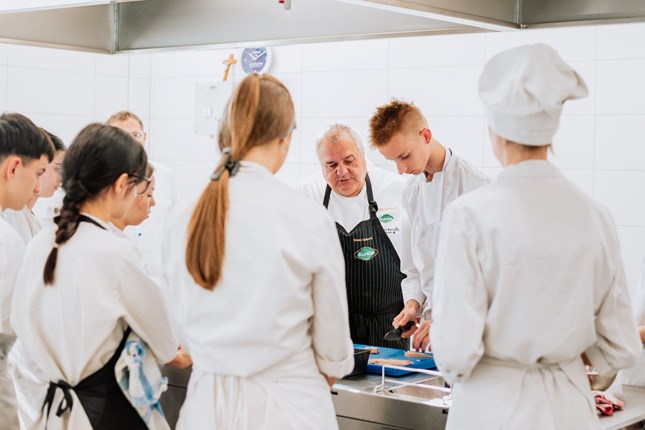 Iskustvo koje će pamtiti: budući kuhari Zlatne Slavonije kuhali s poznatim chefom - Slika 5